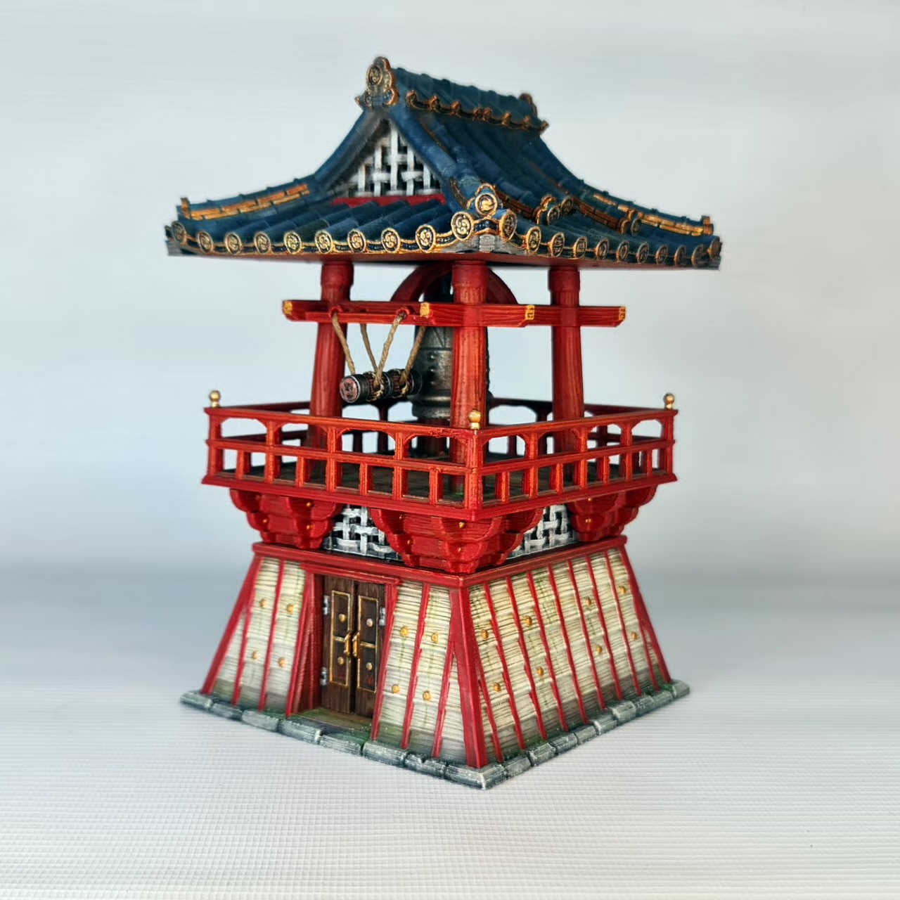 Bemalter japanischer Glockenturm mit blauem Ziegeldach
